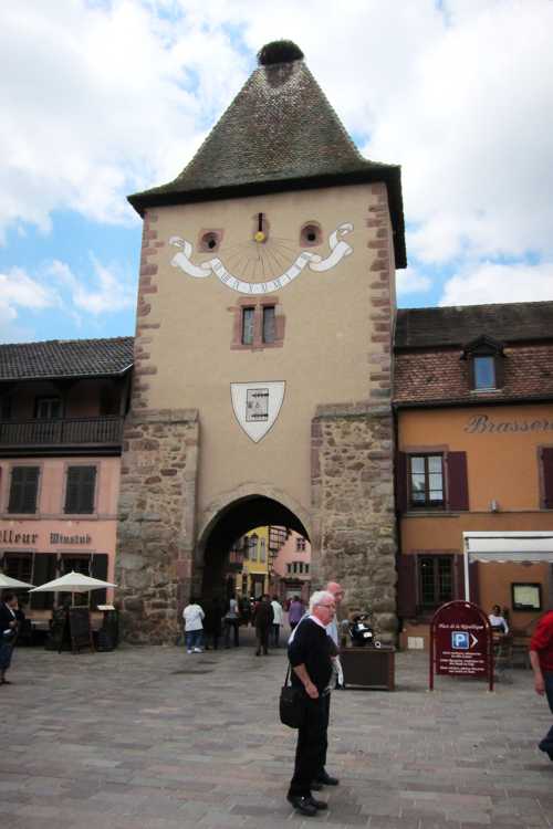 L'entrée par la porte de France, vestige de l'enceinte fortifiée, décorée du blason de Turckheim