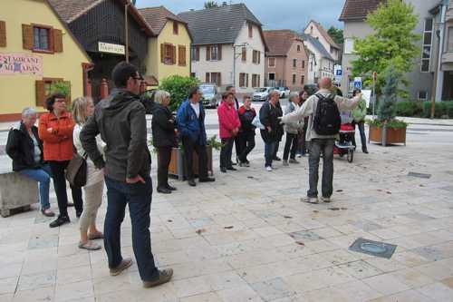 Sur la place de Lohne, Benoit donne les explications sur l'ancienne mairie, construction de 1544.