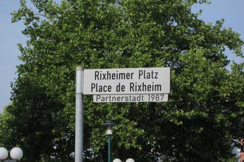 Pour rejoindre l'église Ste Gertrude, il faut traverser la place de Rixheim.