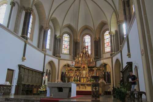Vue sur le choeur, réaménagé en 1969 pour tenir compte de la rénovation de la liturgie enclenchée par le Concile Vatican II.