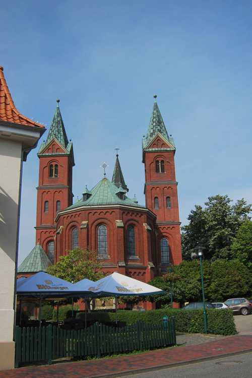 Les travaux d'extension de l'église, entre 1890 et 1892, sous la conduite de Hilger Hertel aboutirent à une élévation de la nef et à une extension du choeur avec l'édification de deux tours, d'où les trois clochers de l'église Ste Gertrude.