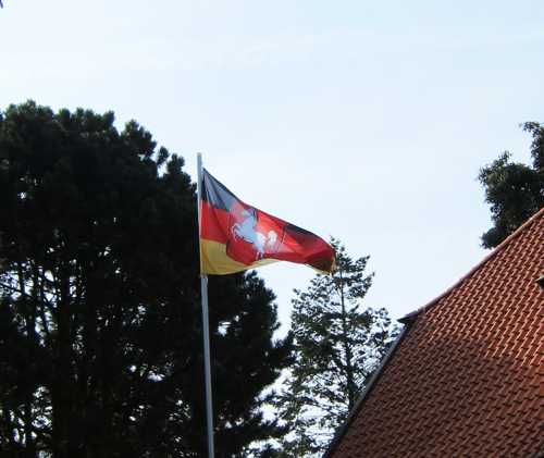 Le drapeau du Land de Basse-Saxe avec son cheval.