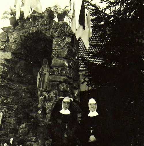 Soeur Alberta, Mère Supérieure à Rixheim de 1955 à 1960, lors de son jubilaire d'argent, devant la grotte de Lourdes, inaugurée le 15 août 1958. C'est elle qui eut l'idée d'édifier cette grotte avec les pierres de l'ancienne maison Kettler, détruite pour construire le bâtiment de 1958.