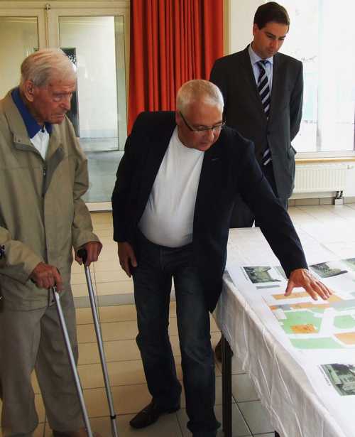 Léon Kupfer, à gauche, écoute les explications de l'architecte Thomas Dinizzi, qui présente le projet de rénovation de l'EHPAD, un chantier énorme terminé en 2014.