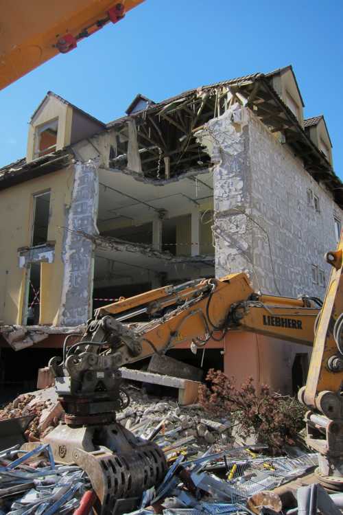 Les travaux de démolition de la maison de retraite de 1987.