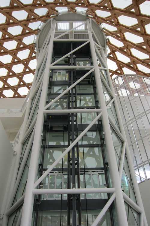 L'ascenseur, menant aux étages, a la forme d'un hexagone.