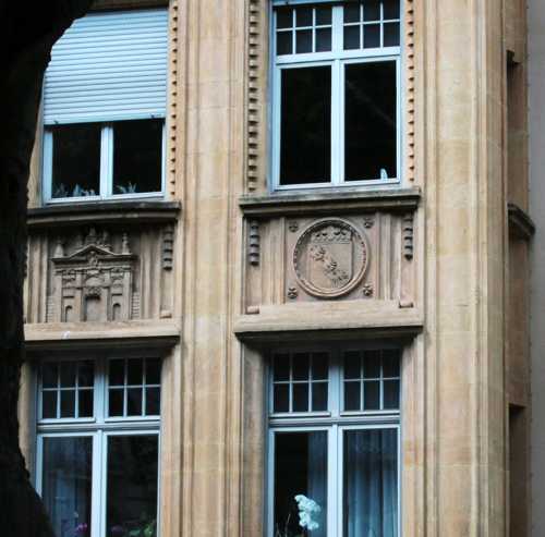 Détail d'une façade d'un immeuble construit sous la période allemande.