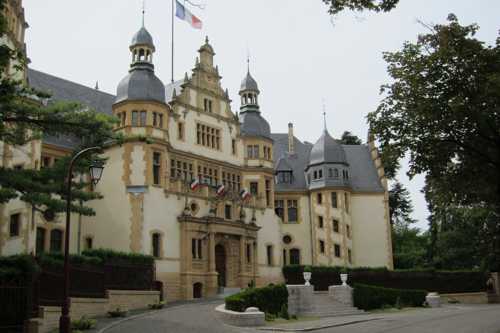 Le palais du Gouverneur militaire, construit entre 1902 et 1904, de style néo-renaissance flamande. Il hébergeait le gouverneur militaire de la place de Metz et comprenait 100 pièces, dont un appartement pour l'empereur Guillaume II à l'étage. Aujourd'hui, il sert de siège au commandement de la Région militaire Nord-Est.