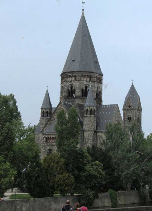 Le Temple Neuf, édifié entre 1901 et 1904, en style néo-roman, sur les plans de l'architecte Conrad Wahn.
