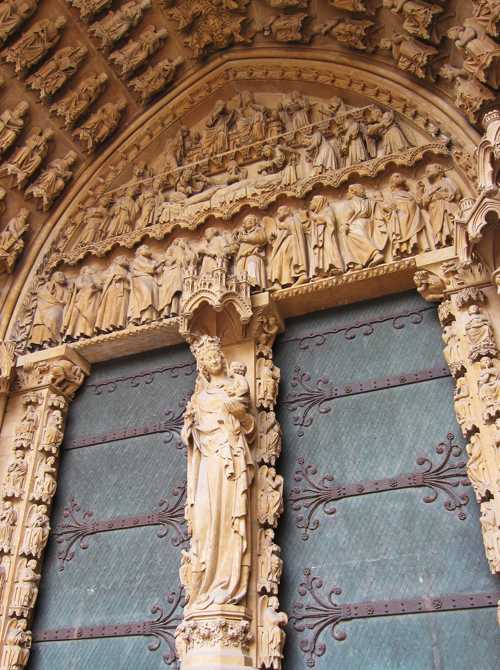 Le tympan du portail de la Vierge et la très belle statue du trumeau.