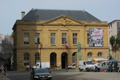 Le corps de garde construit par Jacques-François Blondel accueille aujourd'hui l'Office de tourisme.