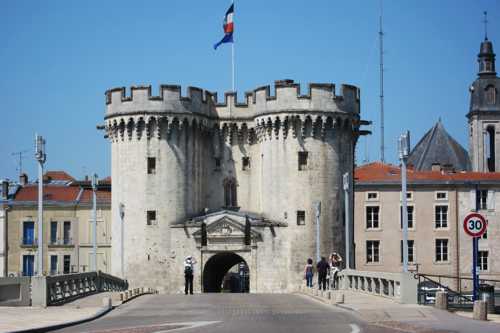 La porte Chaussée, du XIV siècle, flanquée de ses deux tours rondes.