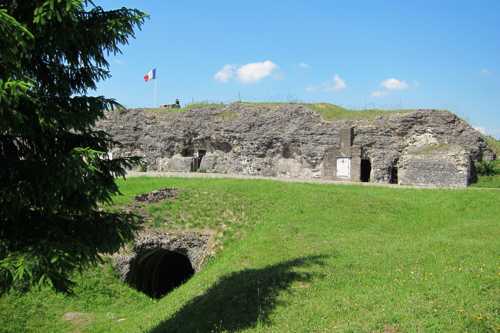 Une vue du fort de Vaux et une galerie d'accès.