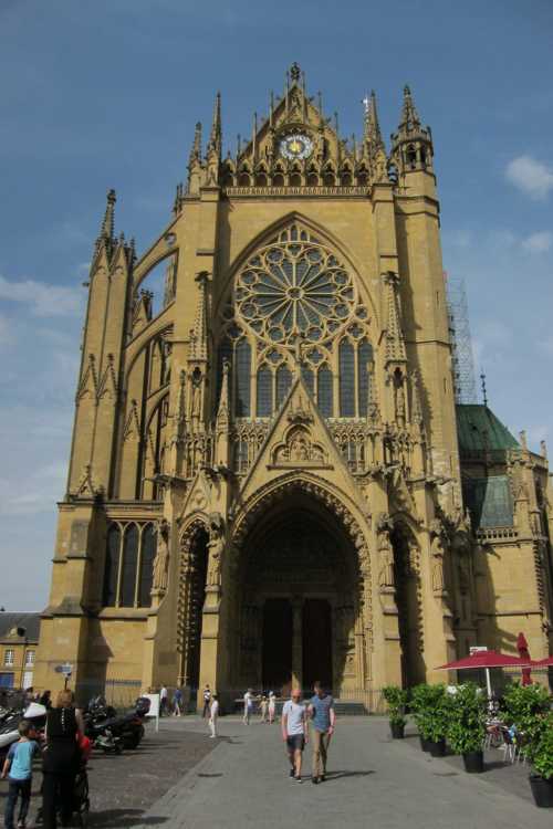 La façade occidentale avec le portail néo-gothique élevé en 1903, appelé Portail du Christ.
