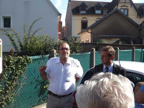 Sous l'oeil attentif de Patrice Nyrek, Christian Thoma commente le panneau sur l'ancienne synagogue, Rue des Bergers.
