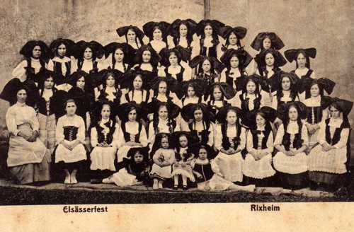 Les Alsaciennes de Rixheim lors du premier Elsasserfest organisé par le Cercle Saint-Léger, le 13août 1913. La seconde édition devait se dérouler le dimanche 9 août 1914, mais ce jour-là, Rixheim fut le théâtre d'une sanglante bataille.