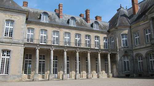 Dans la cour d'jhonneur, la ferronerie des balcons est l'oeuvre de Jean Lamour.