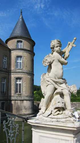 Une sculpture de Brathélémy Guibal et une des tours du vieux château intégré dans le nouvel ensemble.