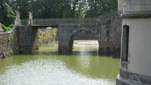 Un des 4 ponts qui enjambe les douves de l'ancien château.