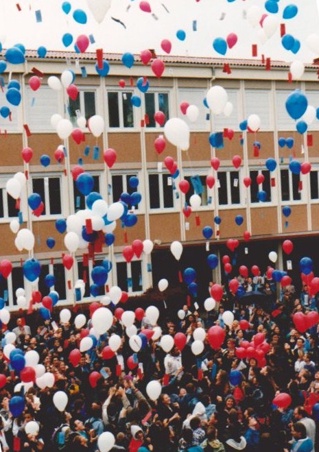 Le lâcher de ballons du 25 mai 1996, des ballons porteurs de messages de tolérance et d'espoir rédigés par les élèves du Collège.