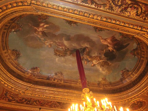 La fresque du plafond de l'immense Salon Rouge.