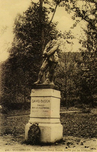 Le monument dédié à David Bloch, inauguré à Guebwiller en 1923 et détruit par les nazis en 1940. Il fut remplacé en 1965 par une stèle rappelant le destin tragique de David Bloch.