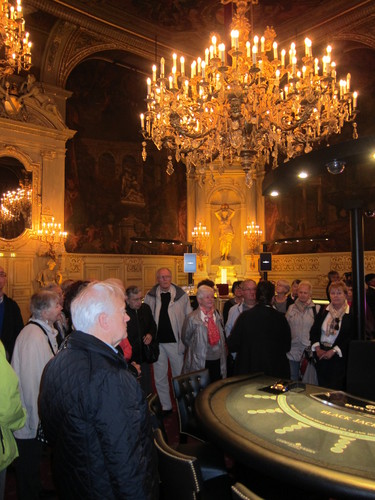 Dans la Salle Florentine, appelée aussi Salle des mille bougies : du temps de Bénazet on y donnait des bals.