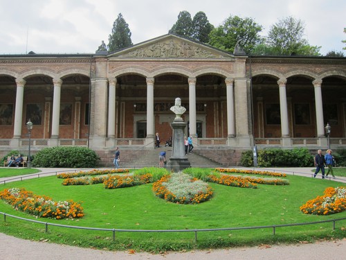 La Trinkhalle, construite en style florentin, entre 1839 et 1843, par Heinrich Hübsch, le succeseur de Weinbrenner au poste d'architecte du Grand Duc.