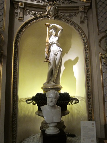 Devant l'une des fontaines, le buste de Jacques Bénazet. Après l'interdiction des jeux d'argent en France, par le roi Louis-Philippe, Jacques Bénazet, qui animait les salles de jeux parisiennes du Palais-Royal, vint s'installer à Baden-Baden en 1838. Il développa le casino, fit fortune et devint un des mécènes de la ville . Sa renommé fut telle qu'il fut surnommé le "le roi de Baden".