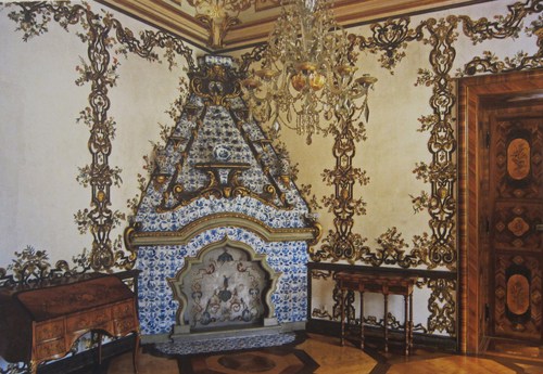 Dans les chambres d'apparat ces "cheminées hollandaises" sont habillées de carreaux de faïencerie hollandaise.