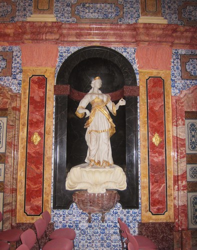 La statue de la Charité, dans une des niches du Gartensall, décorait une fontaine destiné à rafraîchir la pièce en été. En fac dans l'autre niche se trouv la statue de la Justice. et la Jus
