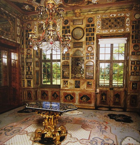 Le non moins étonnant cabinet florentin à l'exubérante décoration : 758 panneaux ornés de mar