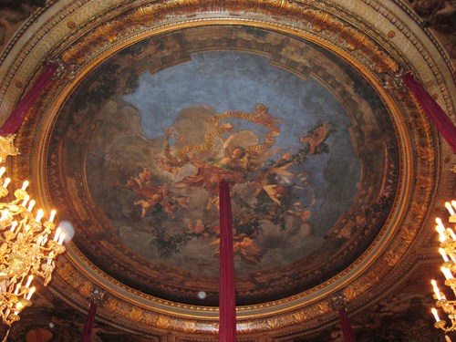 La fresque du plafond de la Salle Florentine, autrefois salle de bal, rend hommage aux grands musiciens, Mozart, Haydn,....