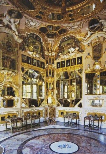 L'étonnant cabinet des glaces s'inspire des plans de l'architecte français Daniel Marot. Les murs et le plafond sont couverts de motceaux de miroir, convexes ou concaves, de différentes tailles.