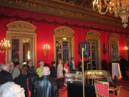 Dans le Salon Rouge Louis XIV.