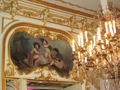 Comme dans la plupart de ces salles somptueuses, voulues par Edouard Bénazet, le fils de Jacques, la décoration est l'oeuvre du Français Charles Séchan et les matériaux furent importés de France.