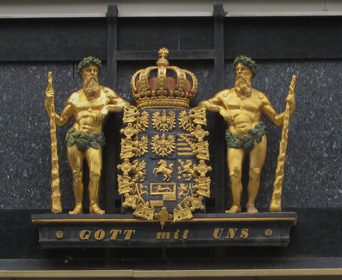 Les armoiries du Royaume de Prusse avec la devise "Gott mit Uns" (Dieu avec nous), adoptée par la Maison de Prusse en 1701.