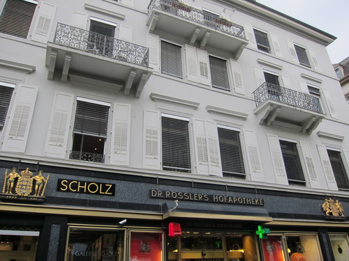 Cette pharmacie de la Sophienstrasse, fondée en 1831 fut achetée en 1887 par Rössler, le pharmacien attitré de la Cour du Grand-Duc. Sur la façade, on trouve les armoiries du Grand-Duché de Bade et du Royaume de Prusse.