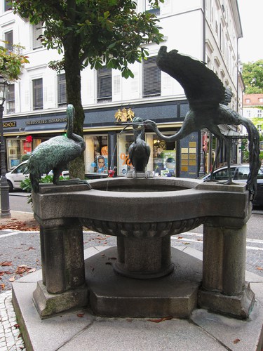 Dans la Sophienstrasse, cette fontaine aux hérons est alimentée par l'eau chaude d'une des sources. 