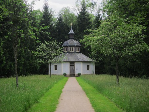 la pieuse Sibylla Augusta fit aménager dans le parc cette chapelle en bois, dédiée à la Madone, appelée l'Ermitage.