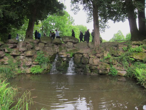 La petite cascade aménagée dans le parc.