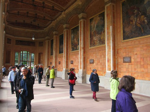 Dans la galerie de la Trinkhalle, des fresques, voulues par le Grand-Duc Léopold, évoquent des contes et des légendes de la région de Bade.