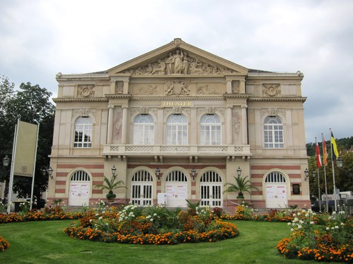La façade du très beau théâtre de Baden-Baden, avec en médaillon les portraits de Goethe et Schiller. Pour l'inauguration du théâtre en 1862, Hector Berlioz créa et dirigea l'opéra "Béatrice et Bénédicte".