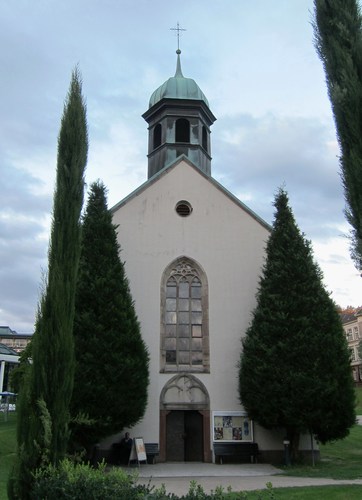 La Spitalskirche, édifiée en 1486, était l'église de l'ancien hôpital communal qui voisinait avec la zone des établissemenst thermaux et qui fut rasé lors de la construction des bains de 1962 qui remplacèrent l'Augustabad.