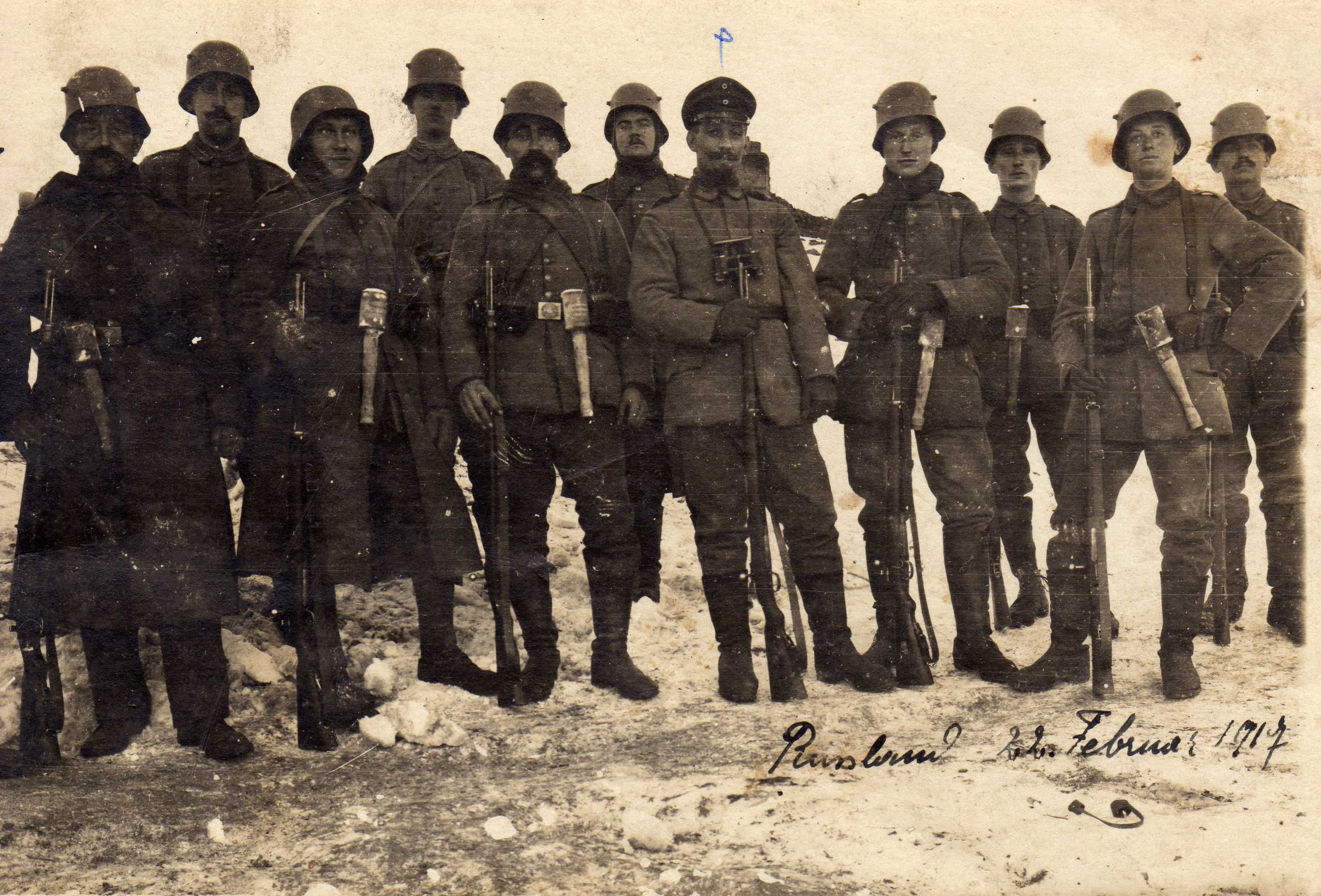 Le sous-officier Léon Reymann au milieu de ses hommes, sur le front russe en février 1917. 