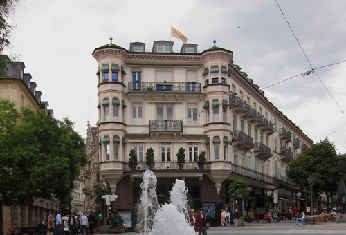 La Lépoldplatz est bordée par l'élégant Hôtel Victoria, dont le nom rappelle le séjour de la reine d'Angleterre Victoria. L'hôtel accueillit d'autres têtes couronnées comme le roi de Belgique.