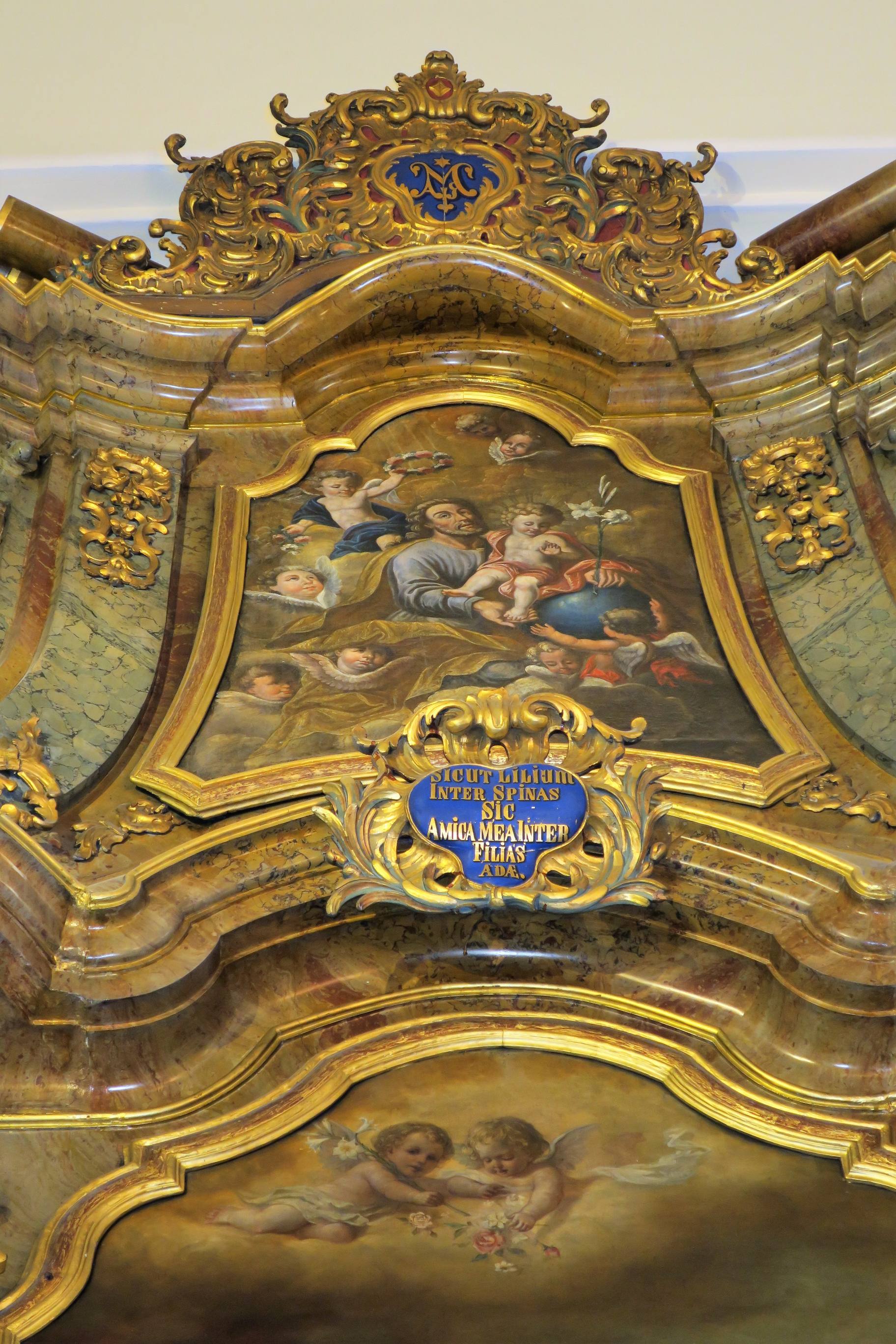 Le médaillon de l'autel latéral droit représente la Glrorification de Saint Koesp.