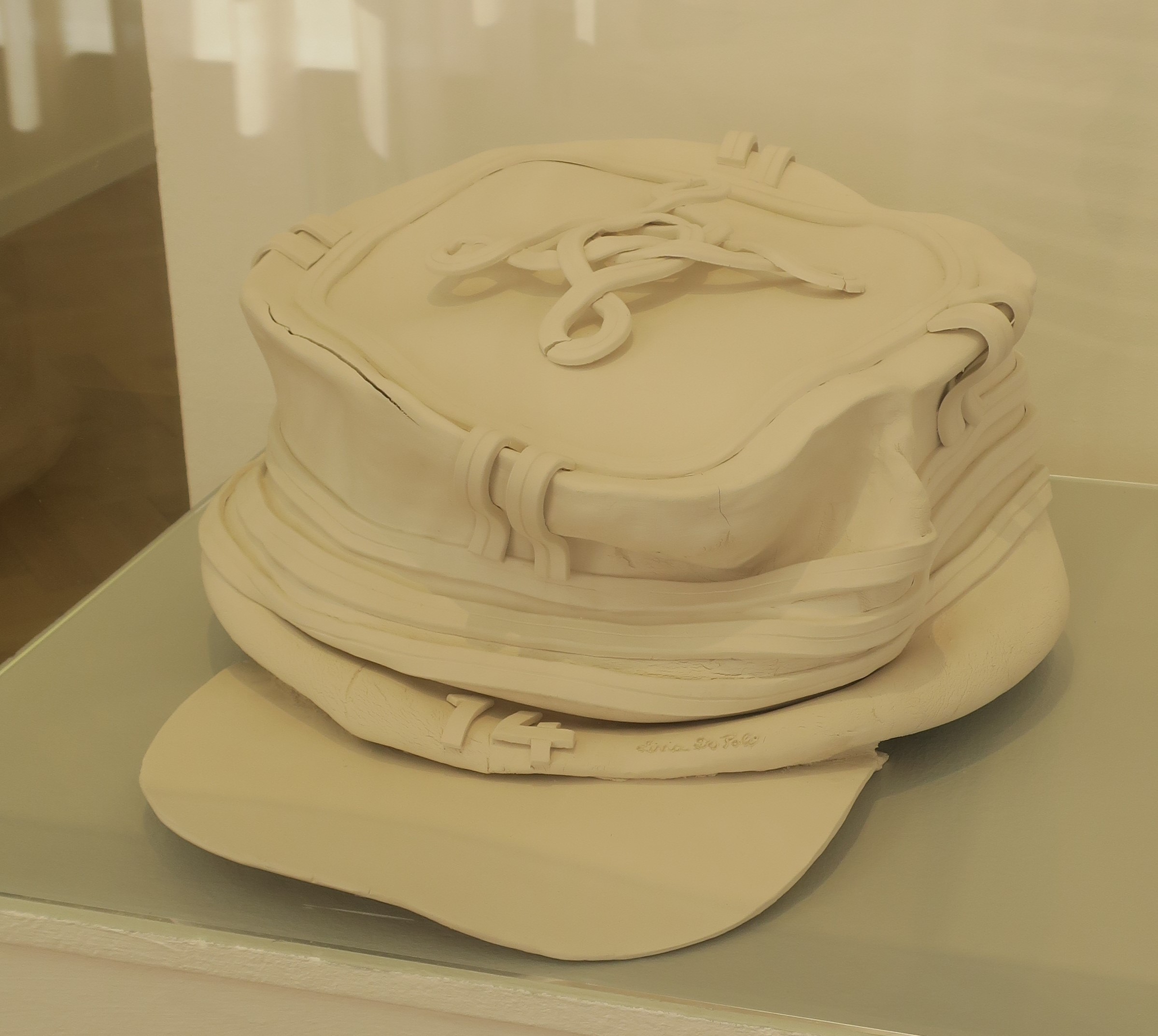 "Le képi déstructuré", céramique de Livia de Poli, exposée dans la Salle Dreyfus.