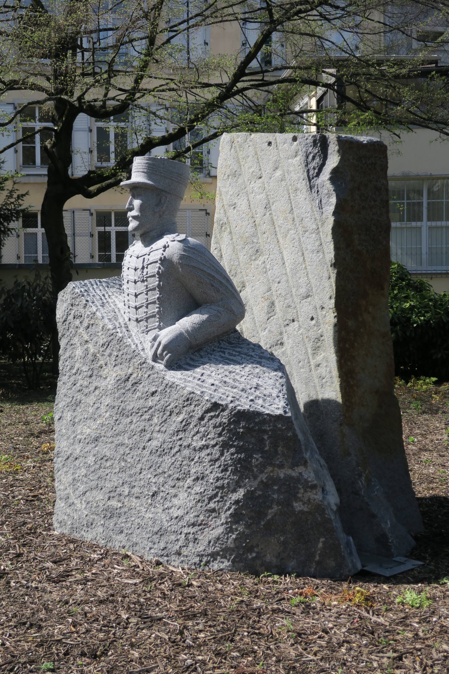 Le monument de Sylvie Koechlin, dans le square Steinbach.