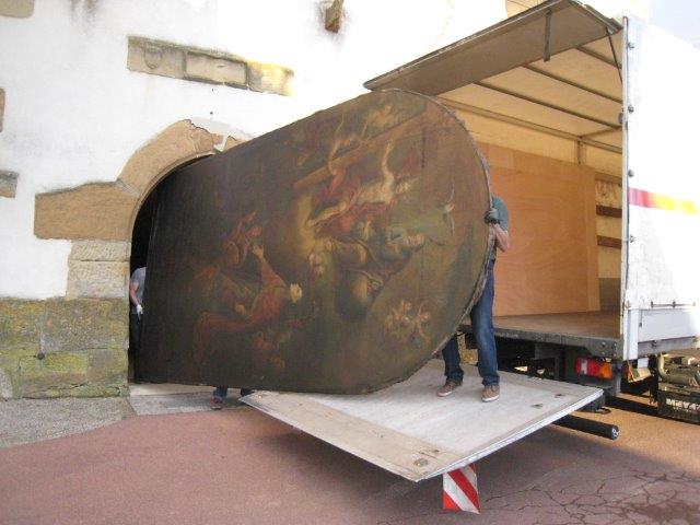 Le tableau du maître autel représentant la Glorification de Saint Léger est emmené en restauration dans l'atelier strasbourgeois de Victor Karpenko.